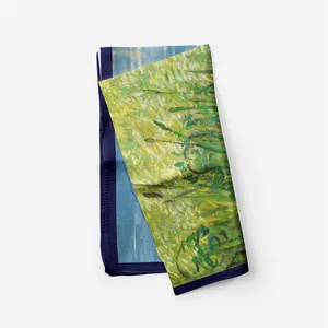 Detailopname van Van Gogh zijden sjaal met donkerblauwe rand en artistieke print