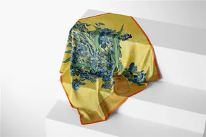 Detail van Van Gogh Irissen schilderij gedrukt op een hoogwaardige zijden sjaal
