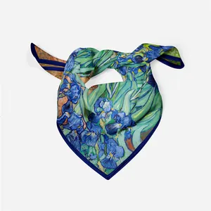 Zijden sjaal met Van Gogh Iris olieverfschilderij en elegante knoop op wit