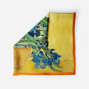 Detail van Van Gogh Irissen zijden sjaal met levendige oranje handgerolde randen