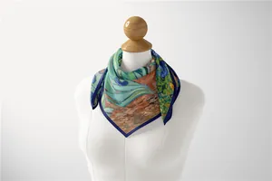 Zijden vierkante sjaal met Van Gogh Iris olieverfschilderij op witte etalagepop