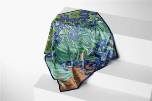 Detail van de zijden textuur van de Van Gogh Irises sjaal met artistiek olieverfpatroon