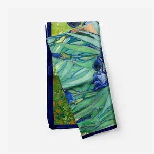 Detail van van Gogh iris olieverf zijden sjaal met prachtige marineblauwe gerolde randen