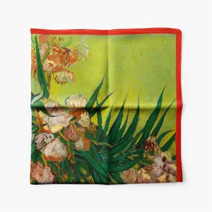 Detail van rode handgerolde rand en Van Gogh Oleander-print op zijden sjaal