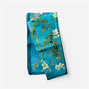 Detail van Van Gogh Amandelbloesem zijden sjaal met hoogwaardige stiksels en blauwe stof