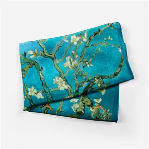 Zijden sjaal met Van Gogh Amandelbloesem print op een witte minimalistische achtergrond