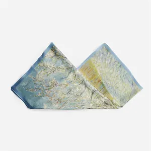 Detailopname van Van Gogh olieverfschilderij print op zijden sjaal met satijnen glans