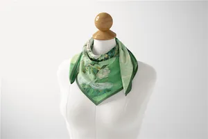 Detailopname van een zijden sjaal in Van Gogh-stijl geknoopt om een witte etalagepop