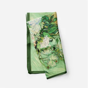 Detail van groene zijden sjaal met olieverfprint van witte rozen in Van Gogh-stijl