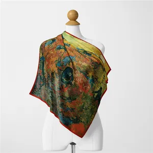 Van Gogh De Rode Wijngaard zijden sjaal met rode zoom op een witte etalagepop mannequin