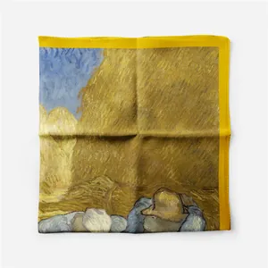 Detailopname van Van Gogh Noon zijden sjaal met gele zoom en artistieke olieverfprint