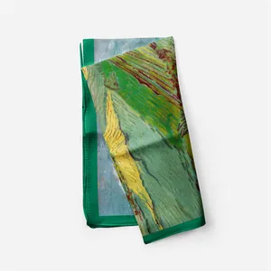Macro-opname van zijden sjaal met Van Gogh kunstwerk Korenveld onder bewolkte hemel print