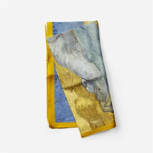 Detailopname van Van Gogh zijden sjaal met twill textuur en gele randen van het korenveld