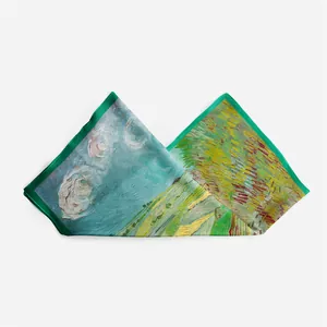 Detail van een groene zijden sjaal met olieverfprint in een impressionistische kunststijl