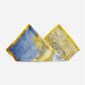 Detailopname van een zijden sjaal met Van Gogh-print en gele gezoomde randen