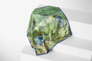 Detail van Van Gogh-print op zijden vierkante sjaal met een blauwe randafwerking
