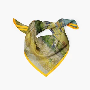 Zijden sjaal met Van Gogh tarweveld print en gele handgerolde randen voor dames