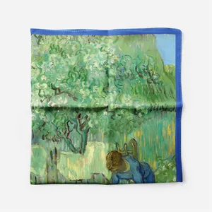 Detail van een kleine zijden sjaal in Van Gogh olieverfstijl met blauwe afgewerkte rand
