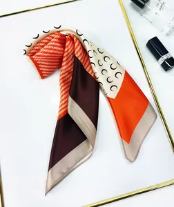 Elegante zijden sjaal met halve maan patroon en geometrische kleurvlakken in oranje en bruin