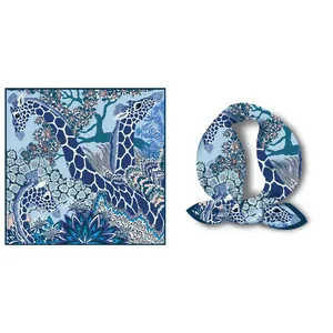Dettaglio di foulard in seta 53cm con giraffa e foglie tropicali in tonalità blu