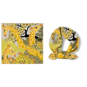Dettaglio foulard in seta con stampa giraffa che mostra layout piatto e annodato