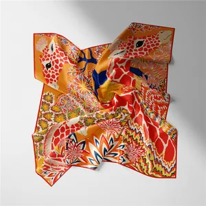 Dettaglio dei bordi arrotolati e motivo giraffa su un foulard di seta colorato