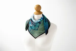 Détail montrant le foulard en soie avec imprimé Monet et bordure de couture noire fine