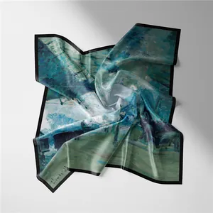 Détail d'un foulard en soie avec peinture impressionniste et bordure noire élégante