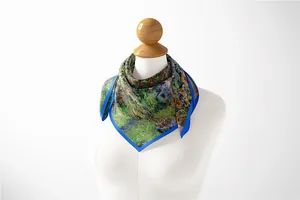 Détail macro d'un foulard en soie au motif de peinture à l'huile sur un mannequin