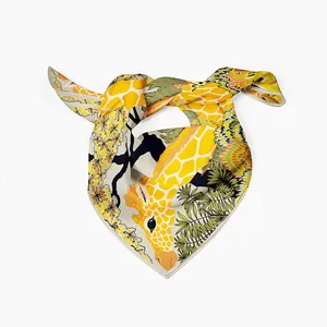 Dettaglio della trama di seta e del motivo artistico a giraffa sul foulard di seta giallo