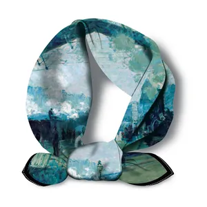 Détail de l'imprimé peinture à l'huile Monet sur foulard en soie avec bordure noire fine