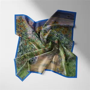 Détail artistique du foulard en soie peinture Monet avec bords bleus et finition satinée