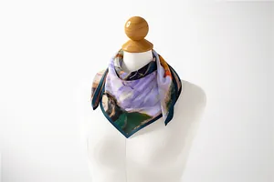 Détail d'un carré de soie style peinture de Monet noué sur le cou d'un mannequin