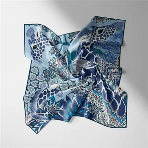 Dettaglio della stampa a giraffa e del testo Three Graces su un foulard di seta quadrato