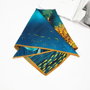 Carré de soie bleu foncé 53cm avec motifs cerf doré et imprimés naturels artistiques