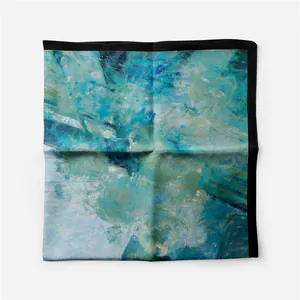 Gros plan d'un foulard en soie Monet avec imprimé peinture bleue et bordures noires