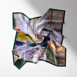 Gros plan détaillé de l'imprimé peinture de Claude Monet sur un foulard carré en soie