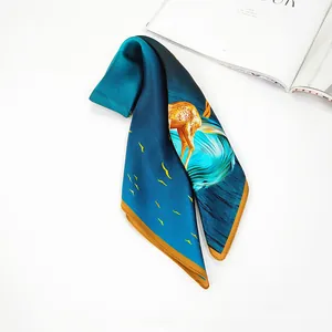 Foulard en soie bleu marine et jaune avec motifs de cerf doré et de vagues