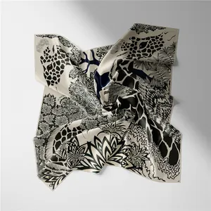 Dettaglio di giraffa e motivi floreali su sciarpa di seta mostra texture di lusso