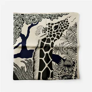 Dettaglio dell'orlo a mano del foulard in seta 53cm con giraffa e motivo tropicale