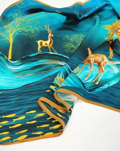 Détail d'un foulard en soie montrant un motif de cerf doré et un ourlet roulé fin