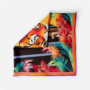 Dettaglio del foulard in seta con illustrazione di tigre e motivo a baule vintage