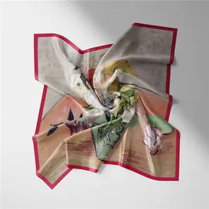 Dettaglio di foulard in seta con stampa floreale Van Gogh e bordi rossi a contrasto