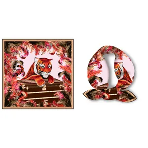 Foulard quadrato in seta rosa con tigre realistica su baule vintage e foglie tropicali