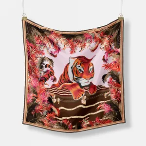 Foulard in seta da 53 cm con motivo a tigre in valigia vintage e foglie di palma chic