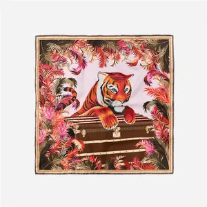 Motivo dettagliato di una tigre artistica su un baule vintage su foulard di seta