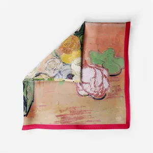 Vista dettagliata del foulard in seta pittura Van Gogh con fiori e bordo rosso acceso