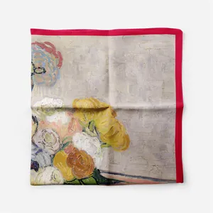 Dettaglio di sciarpa in seta con stampa floreale stile Van Gogh e bordo rosso rosa
