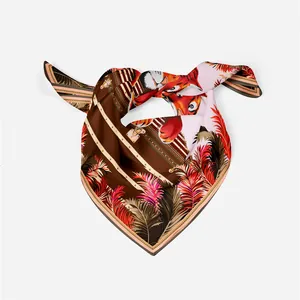 Dettaglio foulard in seta con stampa tigre e piume e motivi di valigie vintage