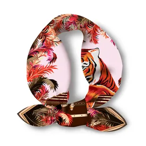 Dettaglio della stampa con tigre e foglie di palma su foulard in seta a fiocco